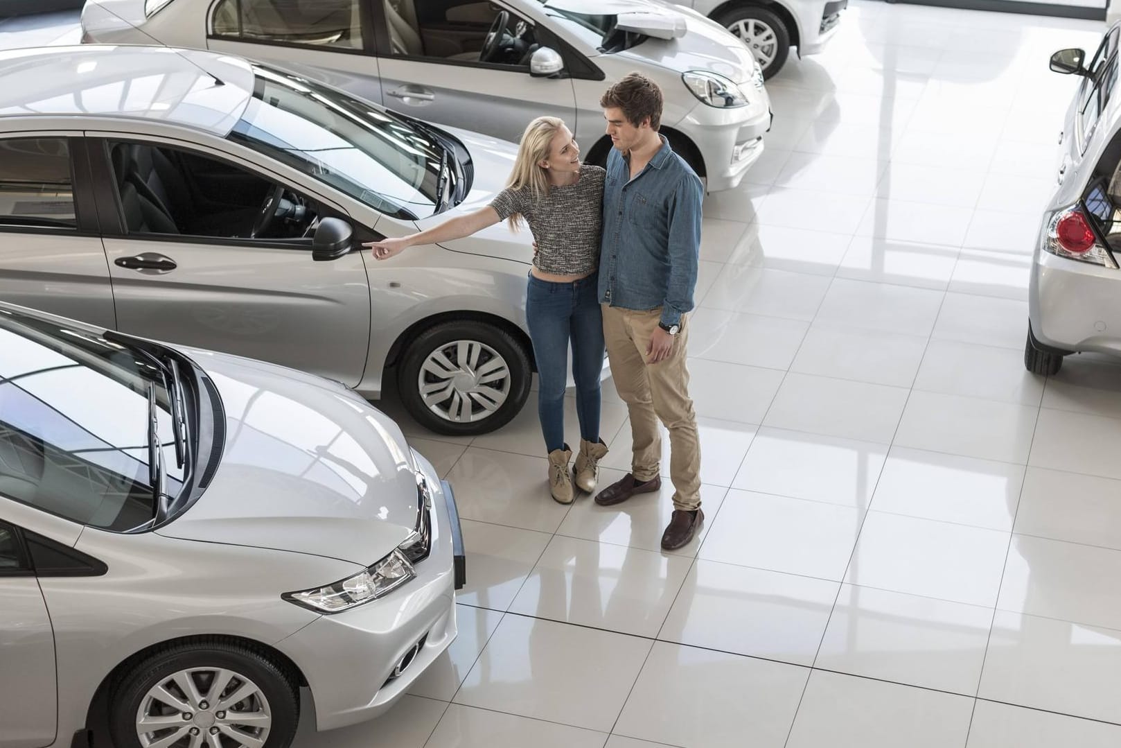 Für selbst zugelassene Neuwagen gewähren Autobauer großzügige Rabatte.