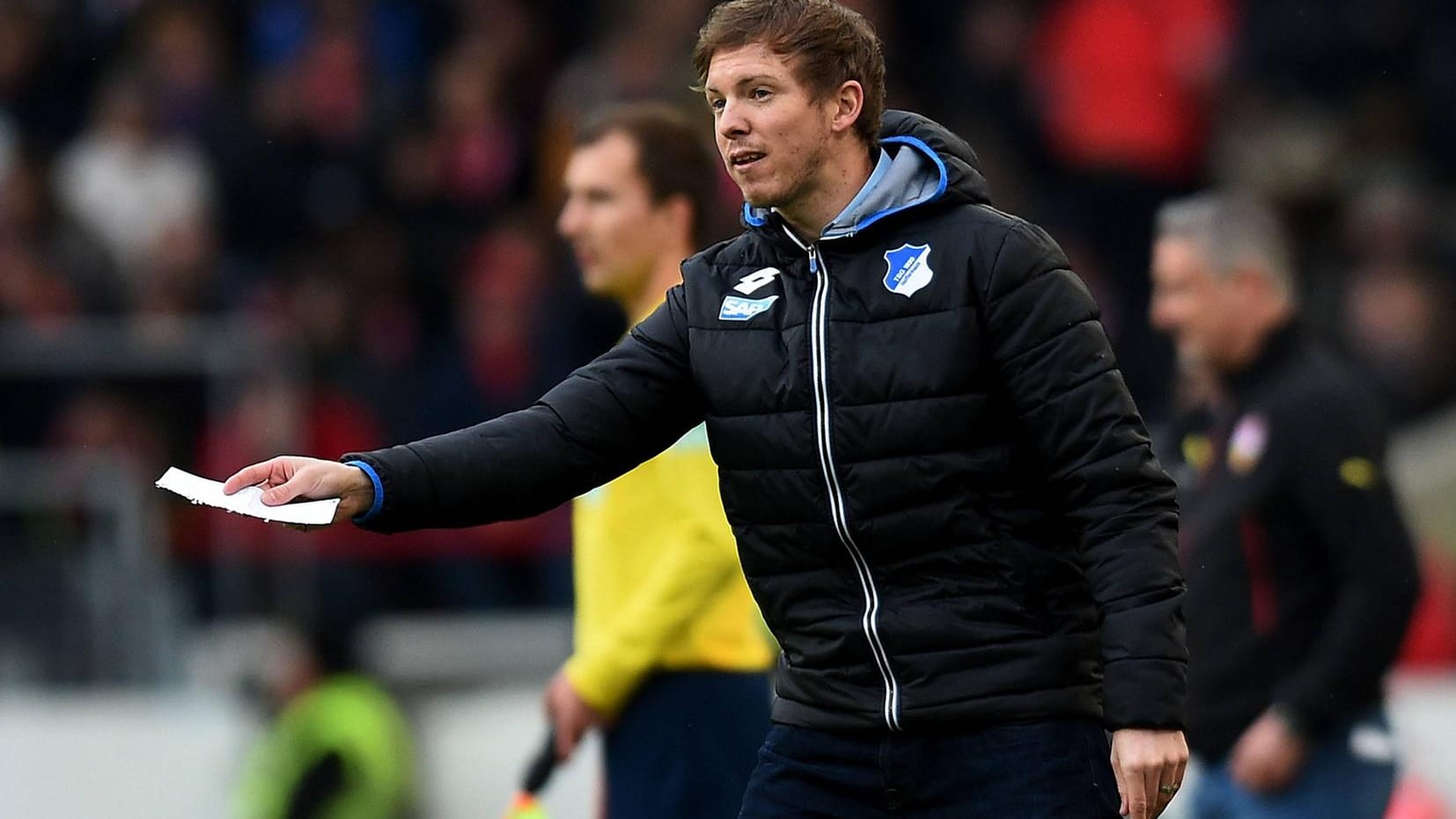 1899-Trainer Julian Nagelsmann verteilt Taktik-Zettel an seine Spieler. 1899-Trainer Julian Nagelsmann verteilt Taktik-Zettel an seine Spieler.