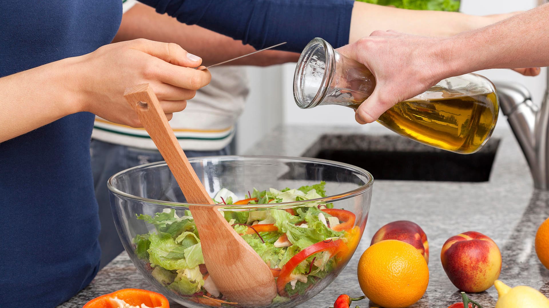 Leckere Salate dürfen bei keiner Gartenparty fehlen.