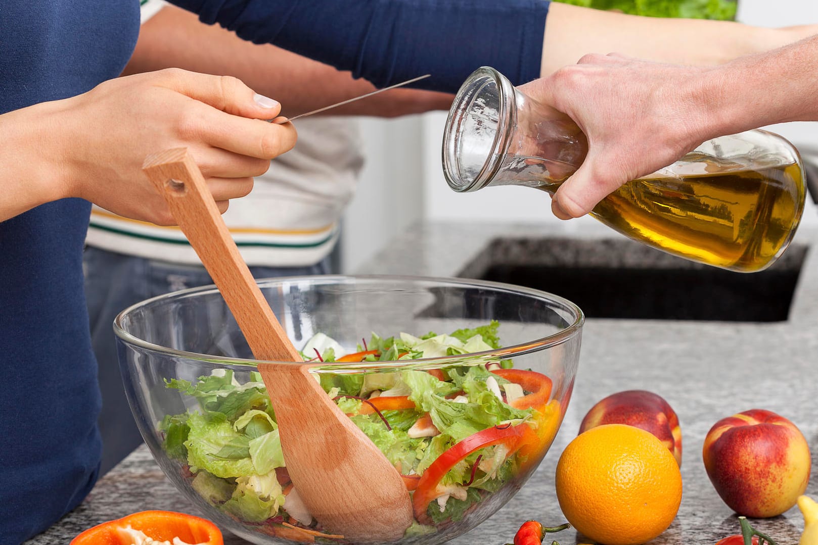 Leckere Salate dürfen bei keiner Gartenparty fehlen.