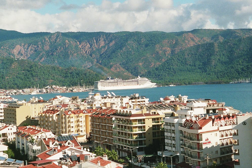 Dieses Kreuzfahrtschiff liegt im Hafen von Marmaris (Türkei).