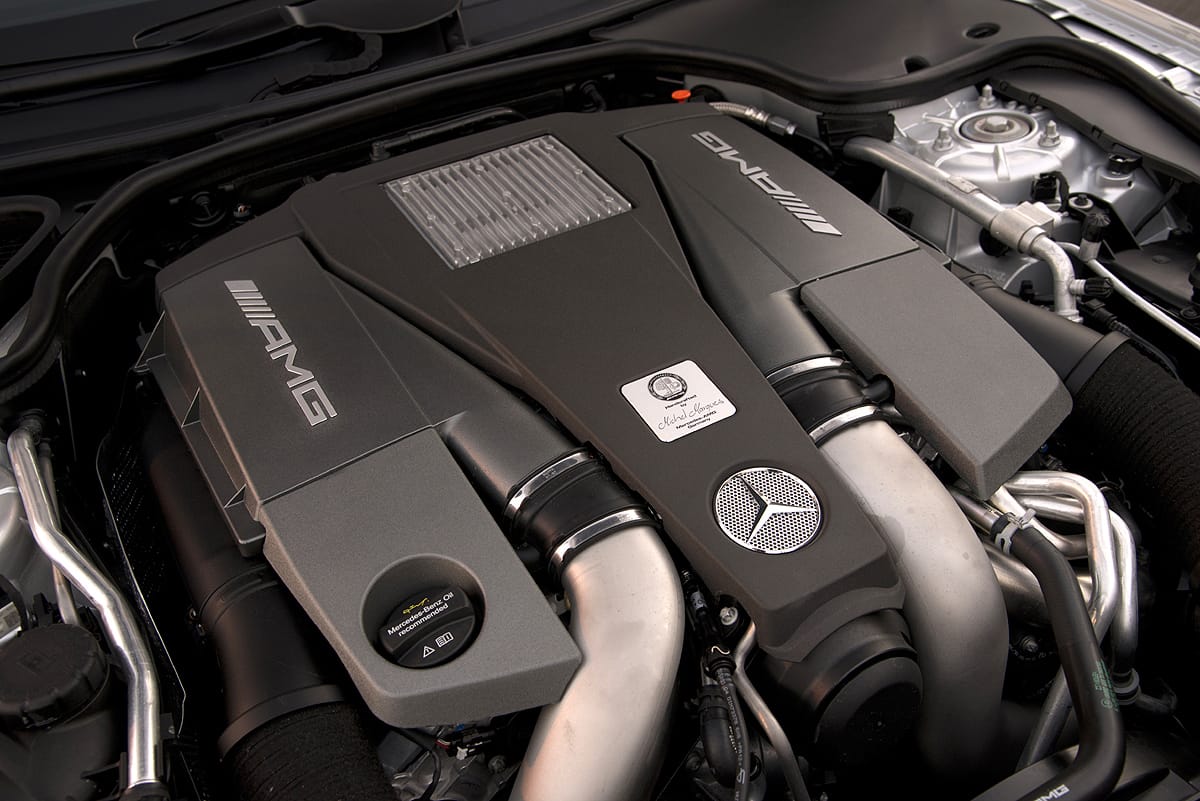 Der typisch für Mercedes-AMG von einem Monteur in Handarbeit zusammengebaute 5,5-Liter-V8 des SL 63 ist mit seinen 585 PS und 900 Nm Drehmoment die sportlichste Variante. In Sachen Drehfreudigkeit und Klangkulisse hat er selbst gegenüber dem SL 65 mit Zwölfzylinder die Nase vorn.