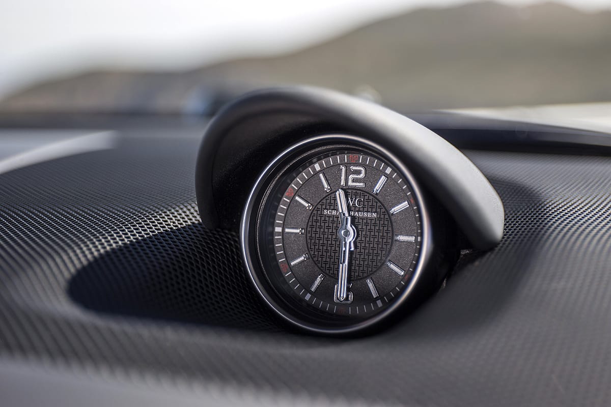 Die Analoguhr im Design der Schweizer Uhrenmarke IWC zieht die Blicke auf sich und ist beim SL 63 ebenso serienmäßig wie beim SL 65. Bei den anderen SL-Varianten gibt es nun gegen Aufpreis ebenfalls eine Uhr an gleicher Stelle – allerdings wirkt diese nicht so hochwertig.