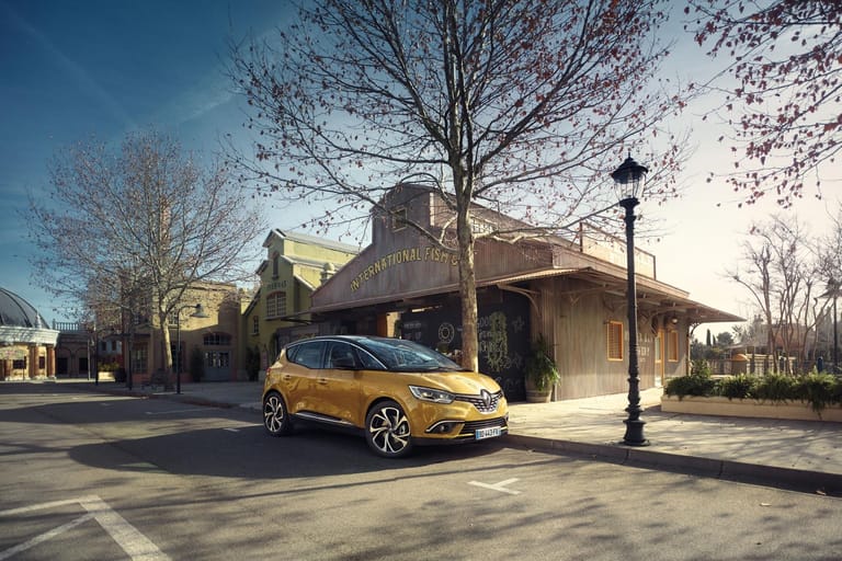 Mit moderner Technik, mehr Platz und trendigem Design will der Renault Scénic zurück an die Spitze der Bestsellerliste unter den Kompakt-Vans.