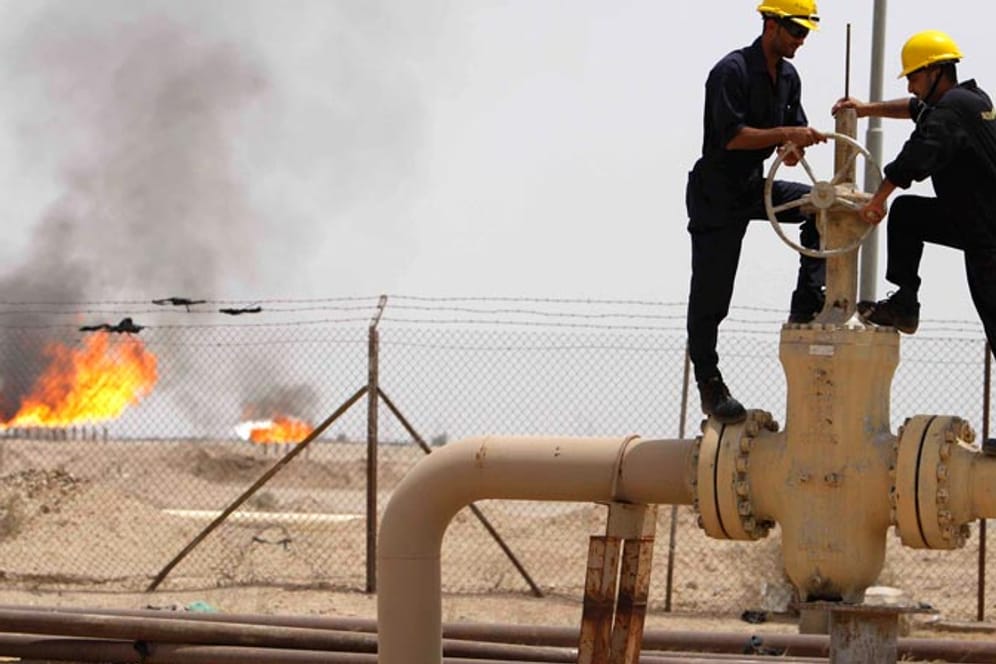 Arbeiter an einer Öl-Pipeline: Wann sinkt die Rohöl-Förderung wieder?