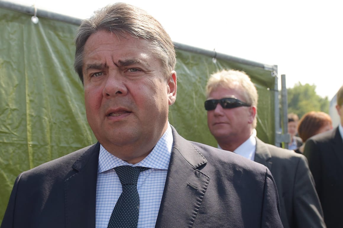 Sigmar Gabriel an einer Notunterkunft in Heidenau: Der SPD-Politiker hatte einen rechtsextremen Mob in dem sächsischen Ort als "Pack" beschimpft und wurde daraufhin Opfer übler Internethetze.