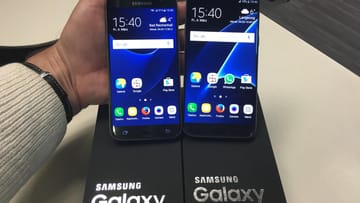 Das Samsung Galaxy S7 (links) und das Galaxy S7 Edge sehen ihren Vorgängern zum Verwechseln ähnlich. Samsung ist es aber gelungen seine Flaggschiffe mit etwas Feinschliff erheblich aufzuwerten.