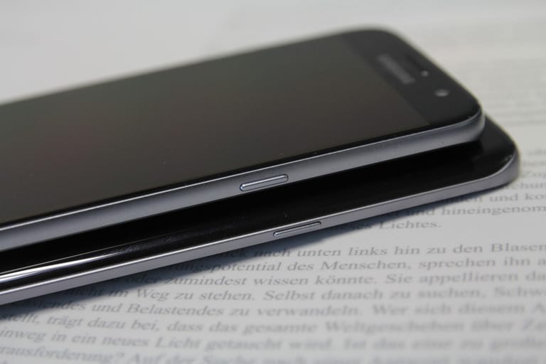 Beim Galaxy S7 blieb der Bildschirm bei 5,1 Zoll, das Galaxy S7 Edge ist jetzt 5,5 Zoll groß. Durch den schmaleren seitlichen Rahmen ist es trotzdem äußerst handlich und ein Stück kleiner als andere Smartphones mit dieser Bildschirmgröße.