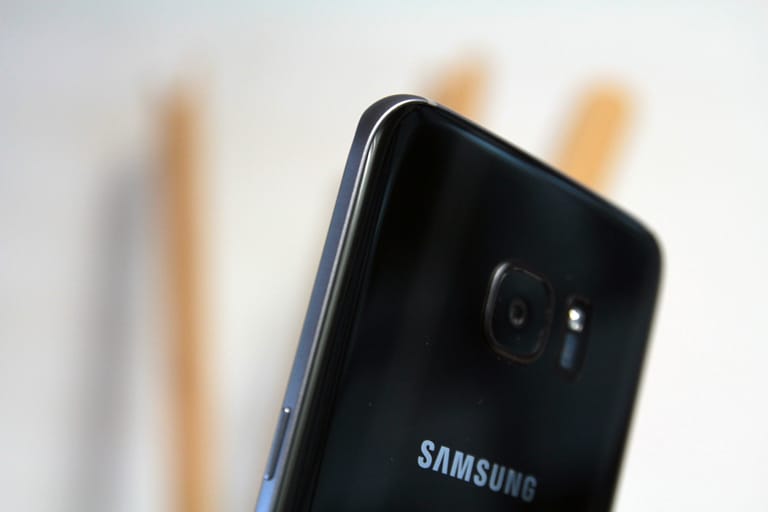 Das Galaxy S7 hat einen leicht abgerundeten Glasrücken und liegt dadurch besser in der Hand. Das Galaxy S7 Edge lässt sich ebenfalls besser anfassen als der kantige Vorgänger.
