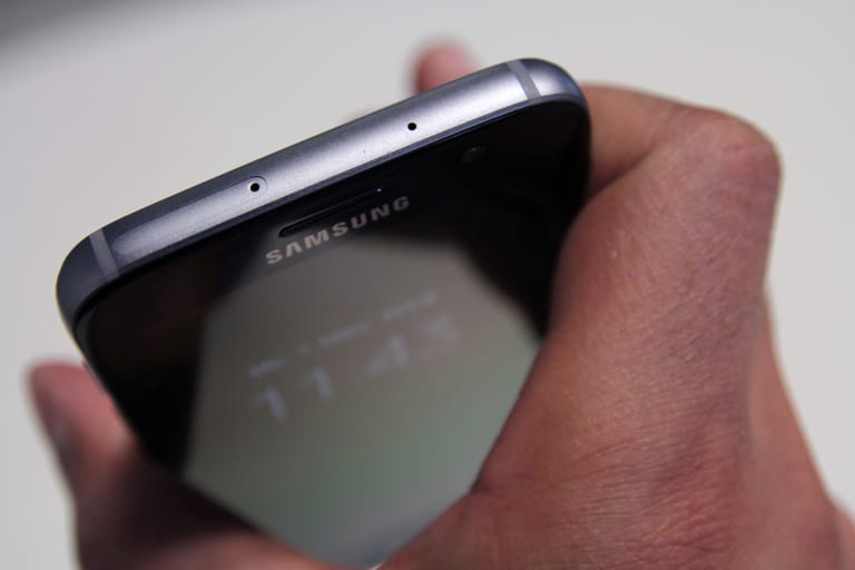 Samsung hat auf die Wünsche und manchmal auch den Ärger seiner Kunden gehört. So haben die S7-Modelle im Gegensatz zu ihren Vorgängern einen Speicherkarten-Slot. Per microSD-Karte lässt sich der Massenspeicher um bis zu 200 Gigabyte erweitern.