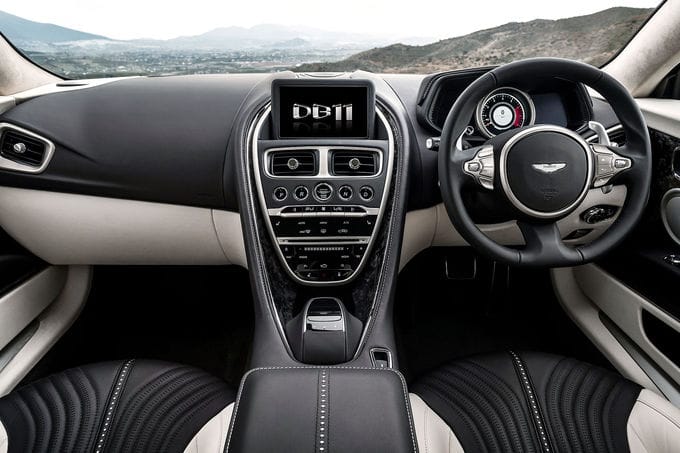 Die Bedienenung profitiert zwar von der Zusammenarbeit mit Daimler, das Interieur sieht aber immer noch nach Aston Martin aus.