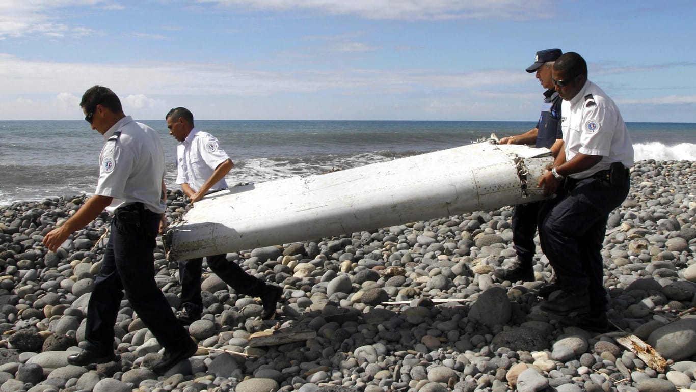 Ermittler untersuchen ein Trümmerteil darauf, ob es zur vermissten MH370 gehört.