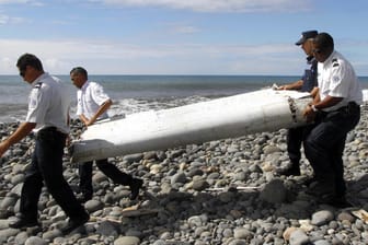 Ermittler untersuchen ein Trümmerteil darauf, ob es zur vermissten MH370 gehört.