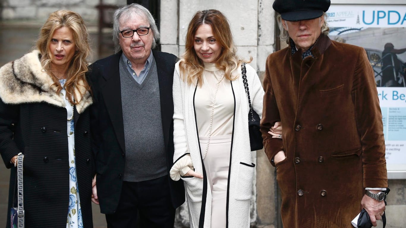 Bill Wyman (2.v.li.) mit seiner Ehefrau Suzanne (li.), dem Musiker Bob Geldof (re.) und dessen Frau Jeanne Marine (2.v.re.) auf dem Weg zur Hochzeit von Rupert Murdoch und Jerry Hall.