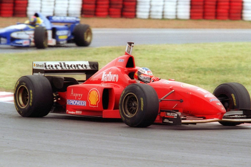 Michael Schumacher dreht in der Saison 1996 erste Runden im Ferrari.