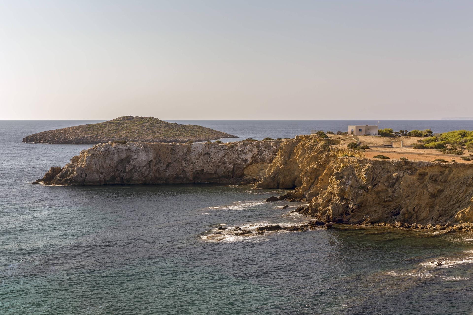 Klippen an der Küste Nord-Ibizas.