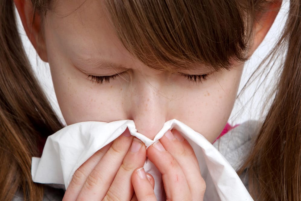 Wenn die Nase läuft, kann das sowohl an einer Erkältung als auch an einer Allergie liegen.