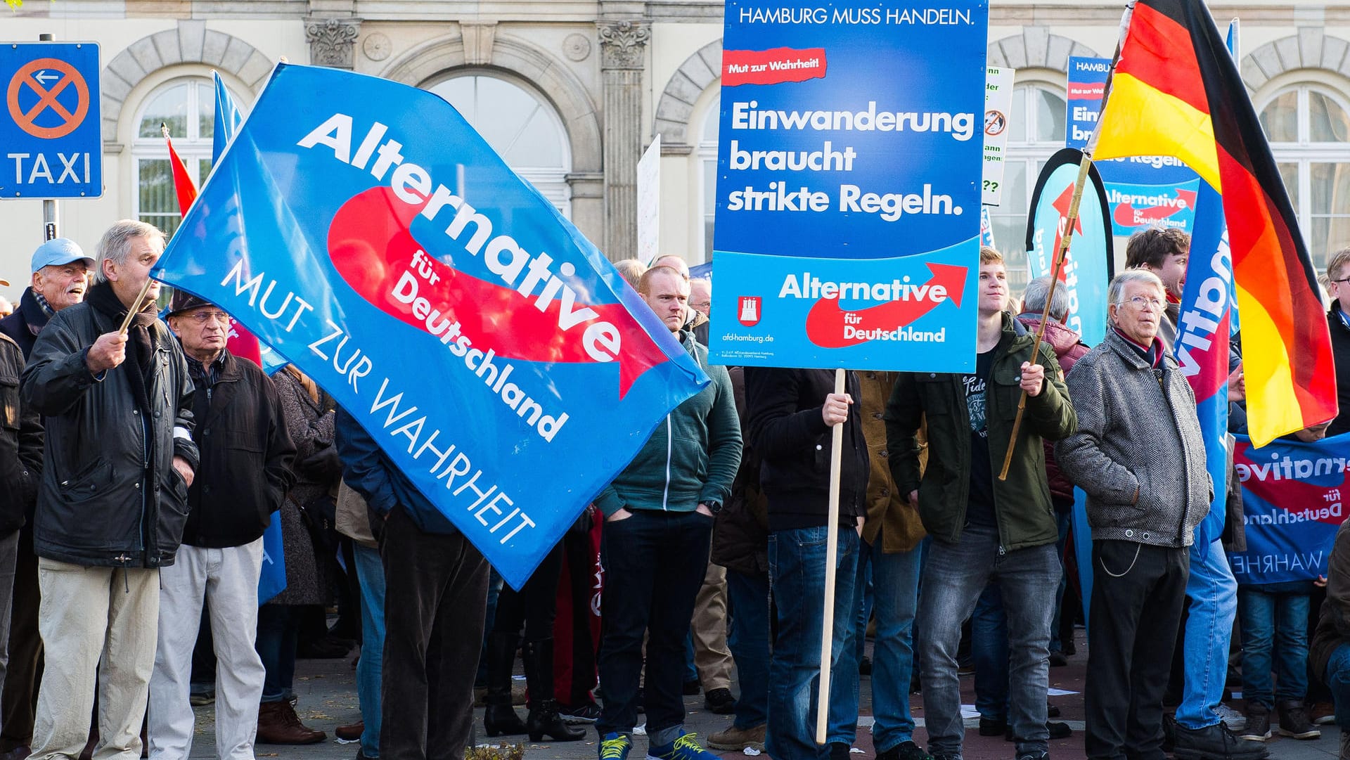 Die Mitglieder der AfD befürworten eine rückwärtsgerichtete Politik.