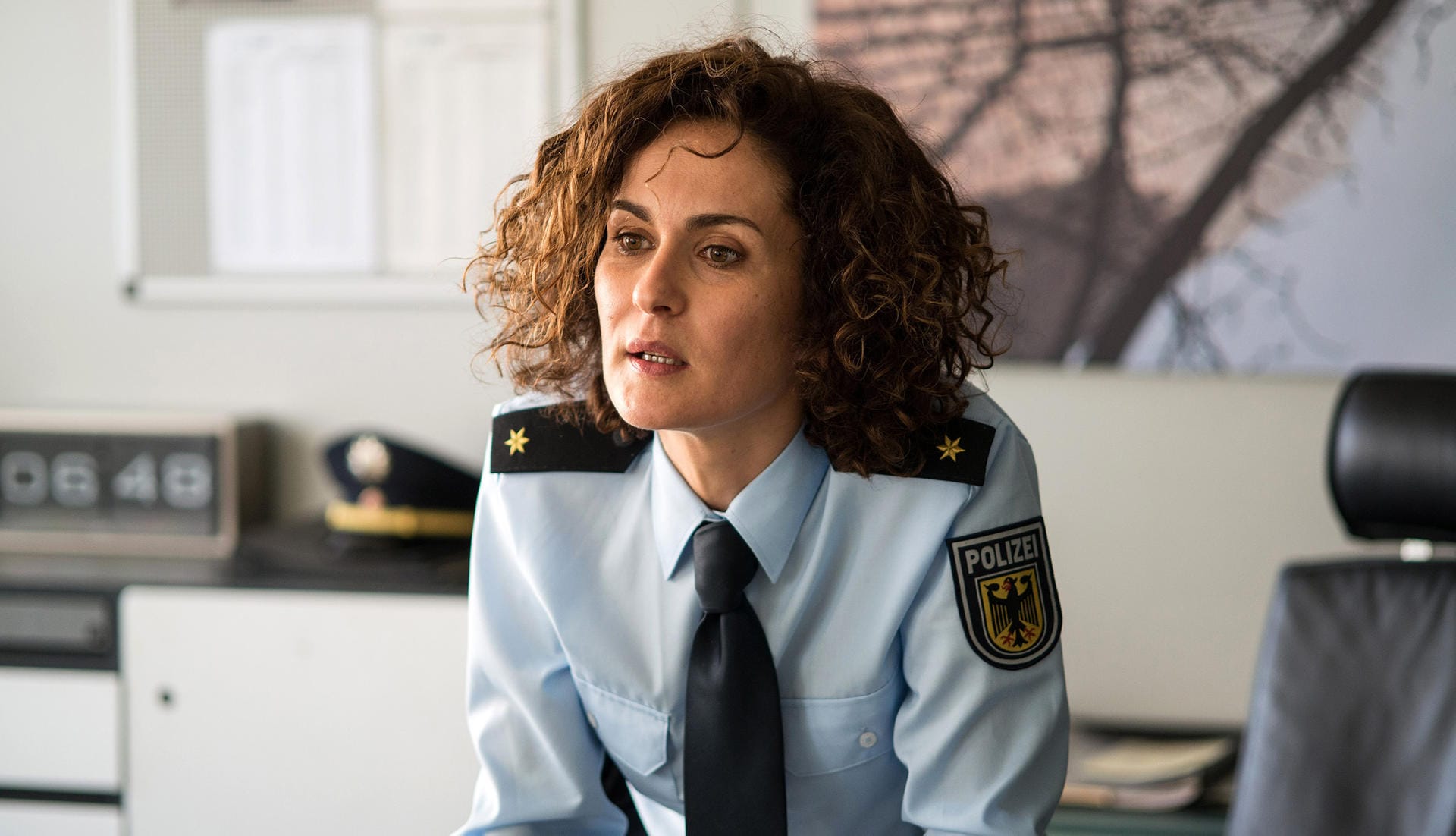 Polizeirätin Hellinger (Marie-Lou Sellem) ist die Chefin der Inspektoren am Flughafen. Sie leitet den Einsatz um die Suche nach dem verschwundenen Terroristen Enis Günday alias "Ibn Aziz".