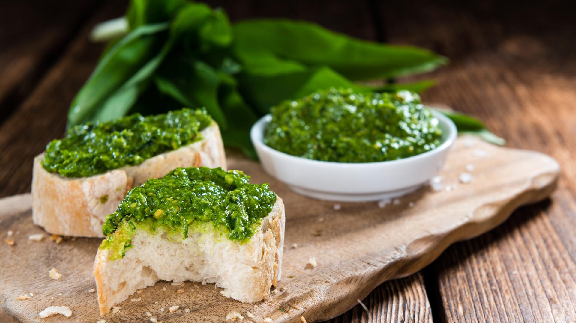 Bärlauchpesto entwickelt ein wildes Aroma.