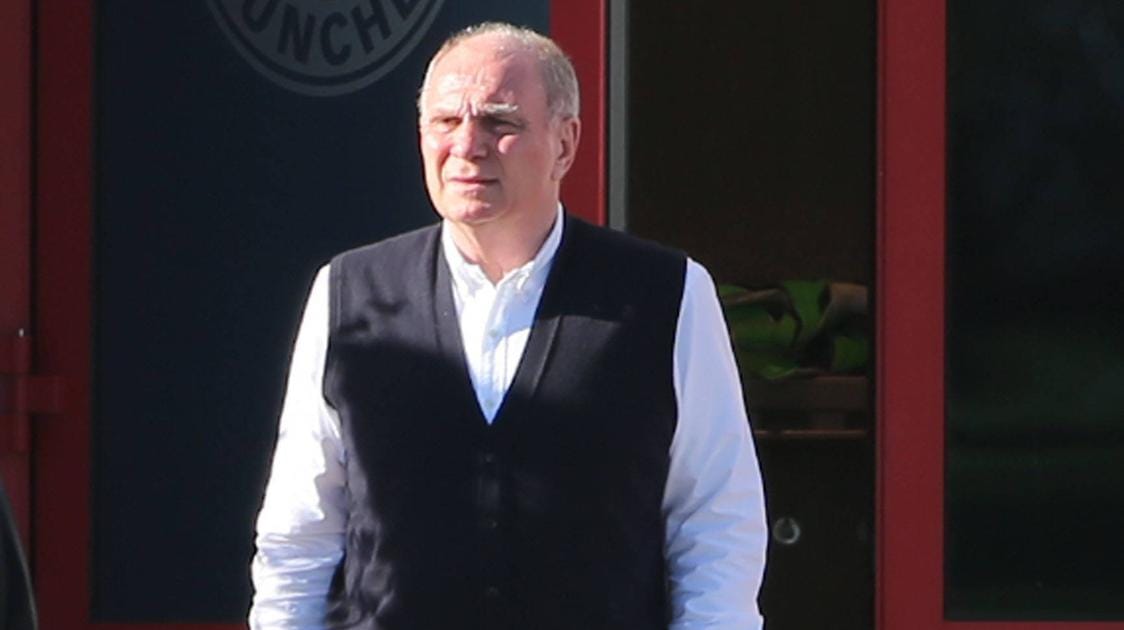 Uli Hoeneß - hier auf dem Bayern-Trainingsgelände - will sich eigentlich erst einmal der Verarbeitung seiner Gefängniszeit widmen. Uli Hoeneß - hier auf dem Bayern-Trainingsgelände - will sich eigentlich erst einmal der Verarbeitung seiner Gefängniszeit widmen.