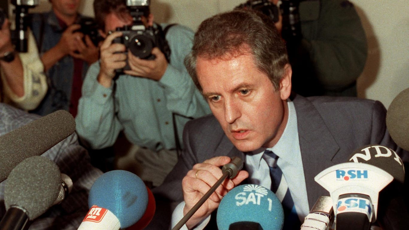 Uwe Barschel 1987 bei einer Pressekonferenz zur Barschel-Affäre.