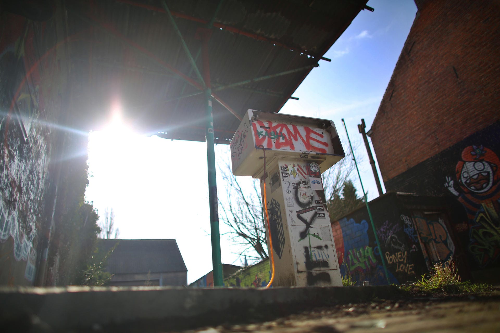 Diese verlassene Tankstelle ist - wie so vieles in Doel - willkommene Leinwand für Graffitikünstler.