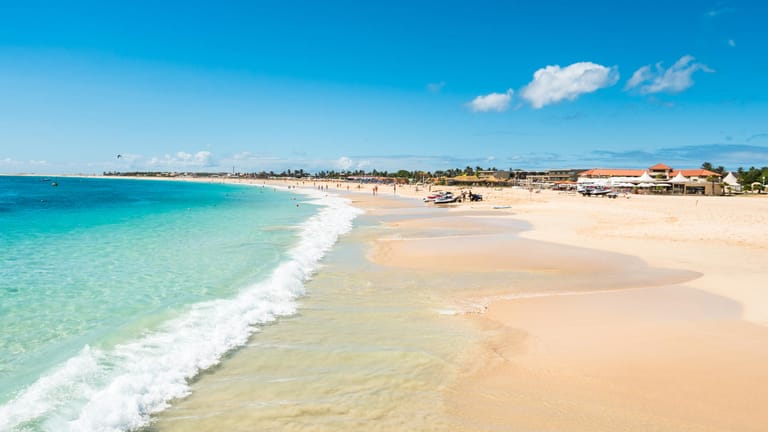 Der Santa Maria Strand in Sal Cape Verde: Die Kapverden punkten mit ihren breiten Stränden.