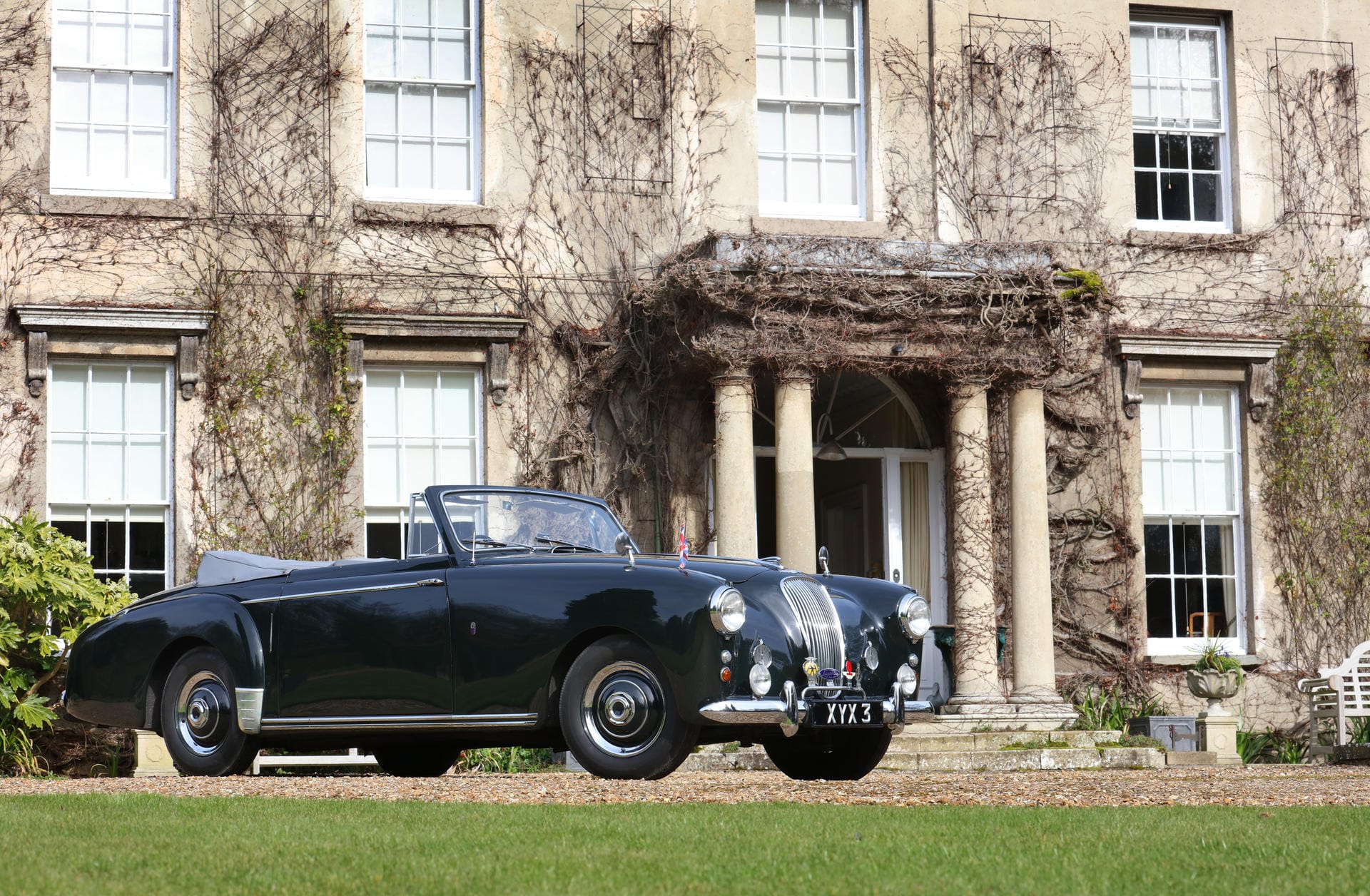 Im April 2016 kommt ein legendäres Aston Martin Lagonda 3 Litre Drophead Coupe zur Auktion. Kein Geringerer als Prinz Philip, seit 1947 Gemahl der britischen Königen, gehört zu den Vorbesitzern des Autos.