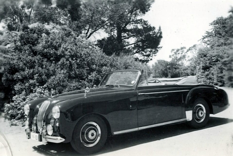 Bis 1961 fuhr der Prinz den Boliden. Er kutschierte darin auch Prinz Charles in die Schule oder fuhr mit dem Wagen in seinem Club.