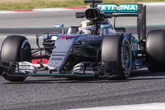 Ferrari-Pilot Sebastian Vettel und Teamrivale Nico Rosberg im Nacken: Weltmeister Lewis Hamilton - hier im Bild - wird diese Saison hart um die Titelverteidigung kämpfen müssen.