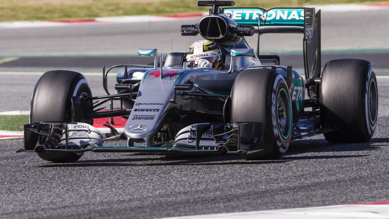 Ferrari-Pilot Sebastian Vettel und Teamrivale Nico Rosberg im Nacken: Weltmeister Lewis Hamilton - hier im Bild - wird diese Saison hart um die Titelverteidigung kämpfen müssen.