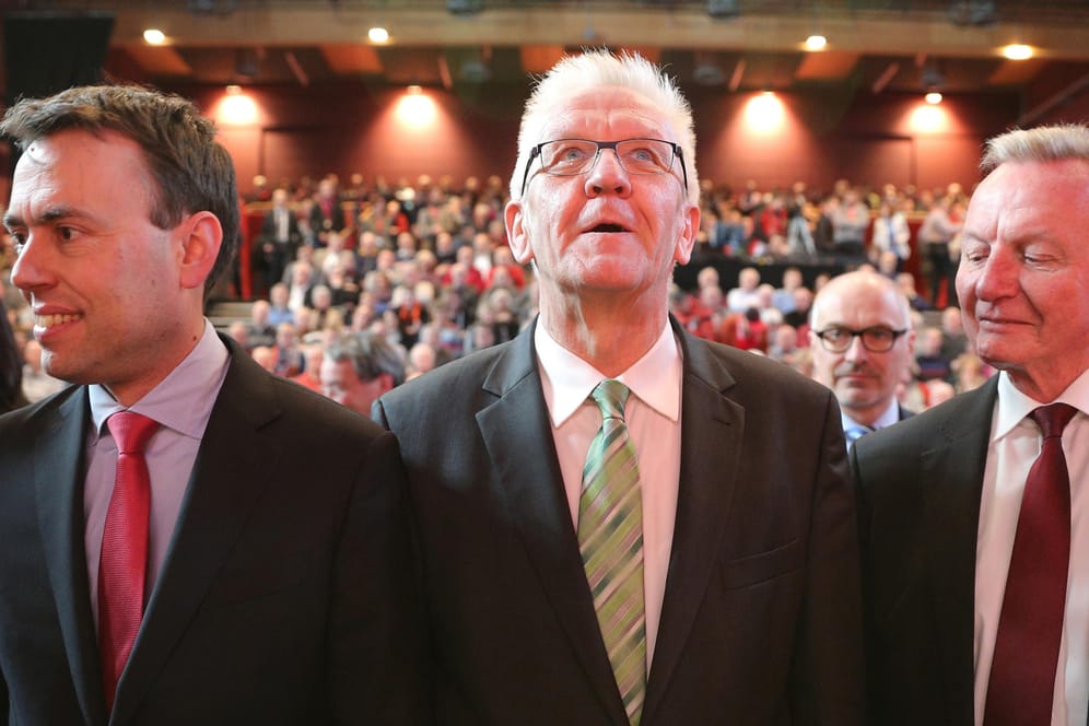 Winfried Kretschmann (mi.) inmitten seiner SPD-Partner Nils Schmid (li.) und Claus Schmiedel (re.). Einer neuen Umfrage zufolge geht es jetzt auch mit der SPD bergauf.