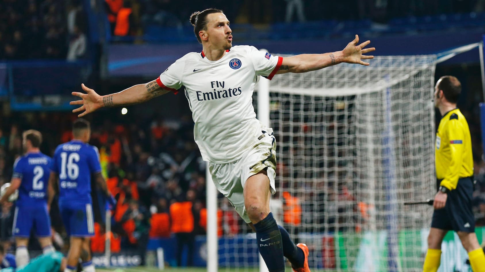 PSG-Star Zlatan Ibrahimovic bejubelt sein Tor zum 2:1 beim FC Chelsea.