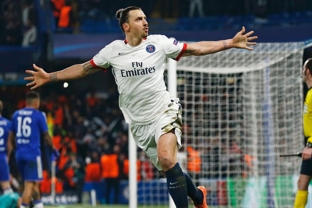 PSG-Star Zlatan Ibrahimovic bejubelt sein Tor zum 2:1 beim FC Chelsea.