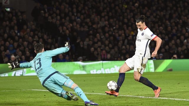 Zlatan Ibrahimovic ließ Chelseas Keeper Thibaut Courtois beim 2:1 keine Chance. Zlatan Ibrahimovic ließ Chelseas Keeper Thibaut Courtois beim 2:1 keine Chance.