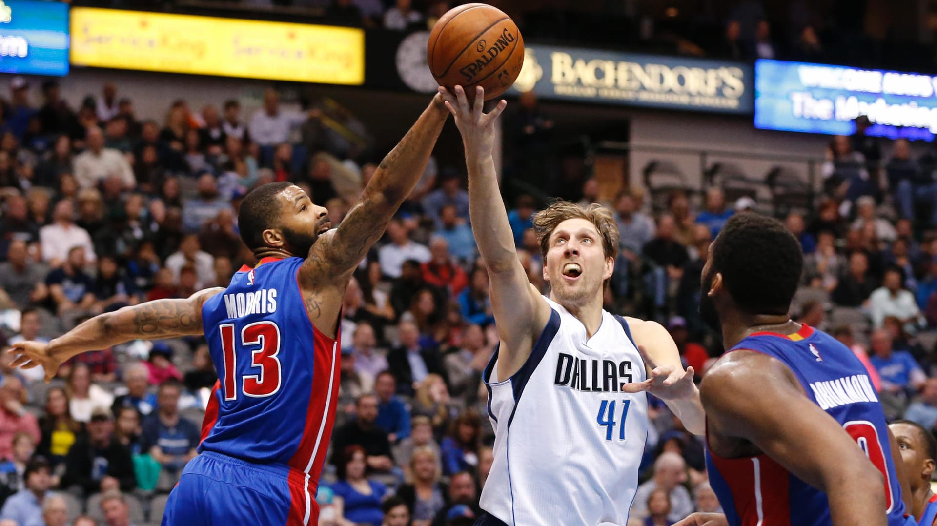 Dirk Nowitzki (re.) versucht einen Korbleger gegen Pistons-Spieler Marcus Morris.