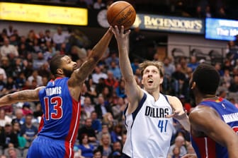 Dirk Nowitzki (re.) versucht einen Korbleger gegen Pistons-Spieler Marcus Morris.