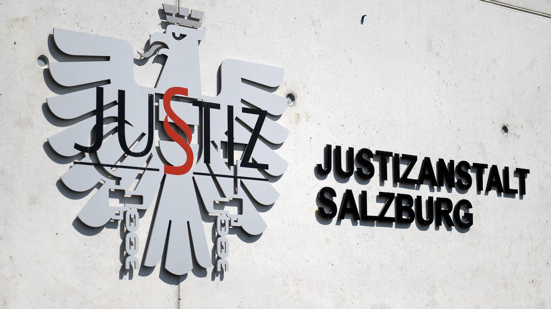 Justizanstalt Salzburg: Hier sitzen die beiden als Flüchtlinge getarnten Dschihadisten derzeit ein. Justizanstalt Salzburg: Hier sitzen die beiden als Flüchtlinge getarnten Dschihadisten derzeit ein.