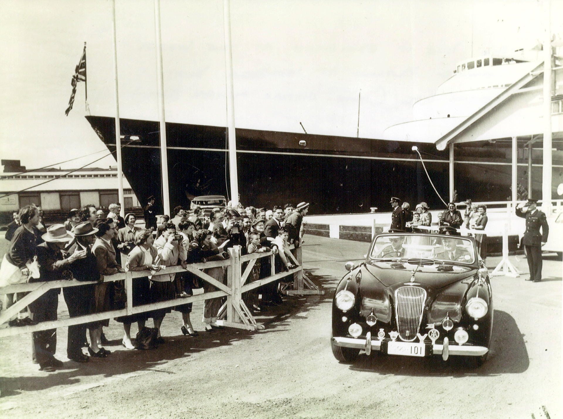 Auch bei Dienstreisen in die damaligen Kolonien des Empire konnte die Untertanen den Wagen bewundern. Die königliche Familie transportierte den Aston Martin mit der Staats-Jacht Britannia.