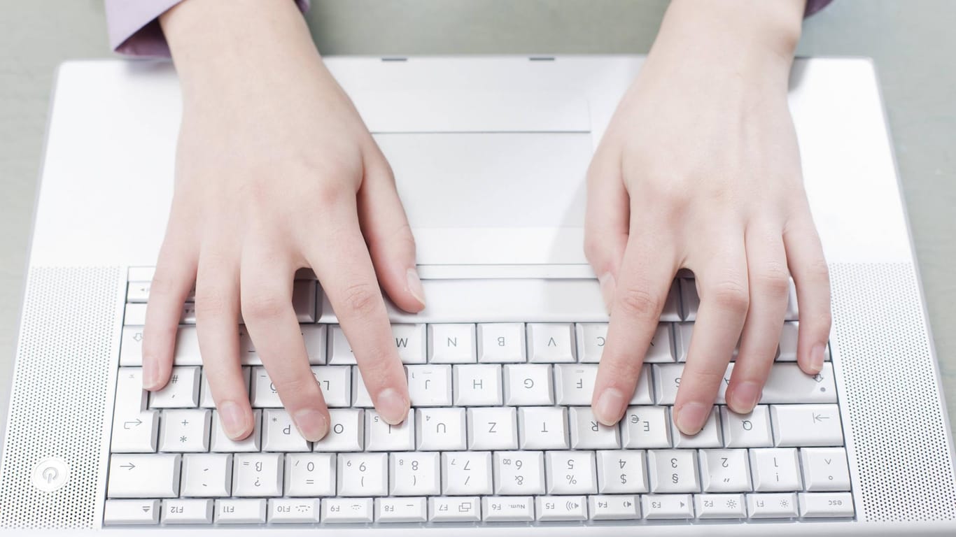Beim Zehnfingersystem spielt die Position der Finger auf der Tastatur eine zentrale Rolle.