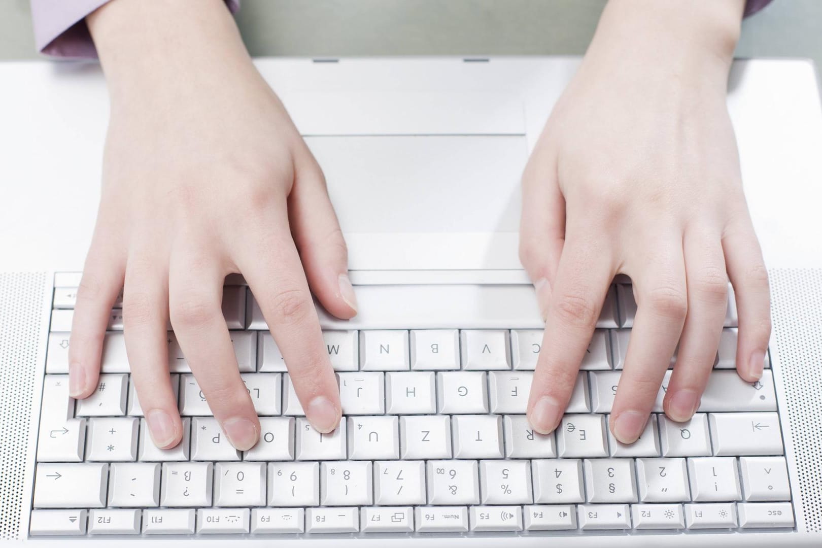 Beim Zehnfingersystem spielt die Position der Finger auf der Tastatur eine zentrale Rolle.