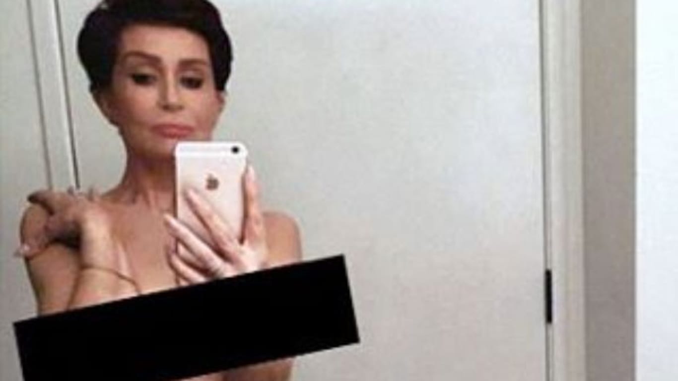 Sharon Osbourne imitiert Kim Kardashians Badezimmer-Selfie.
