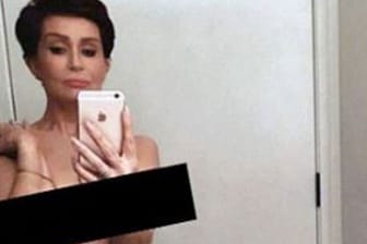 Sharon Osbourne imitiert Kim Kardashians Badezimmer-Selfie.