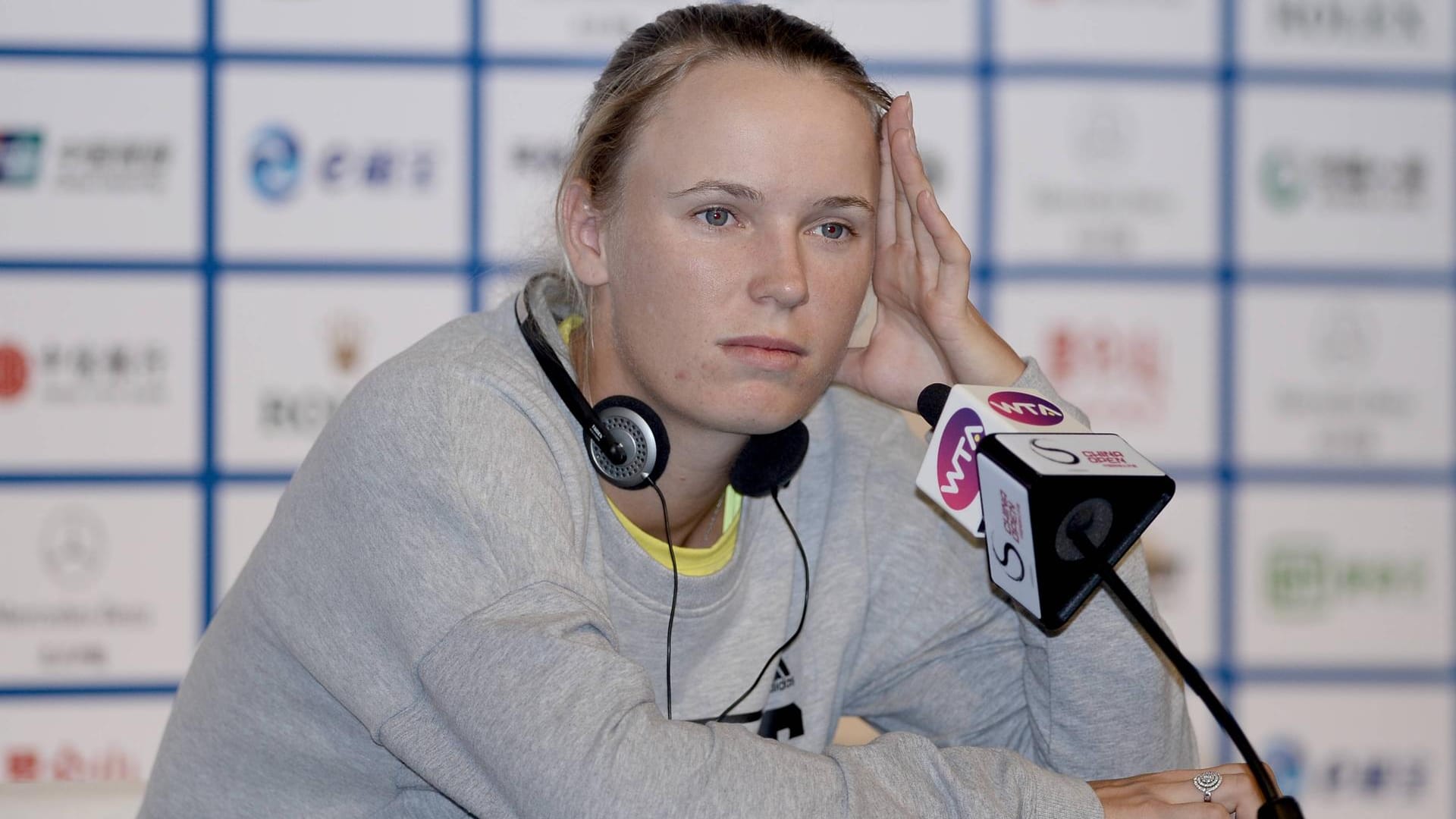 Caroline Wozniacki bezieht Stellung zum Dopingfall Maria Scharapowa.