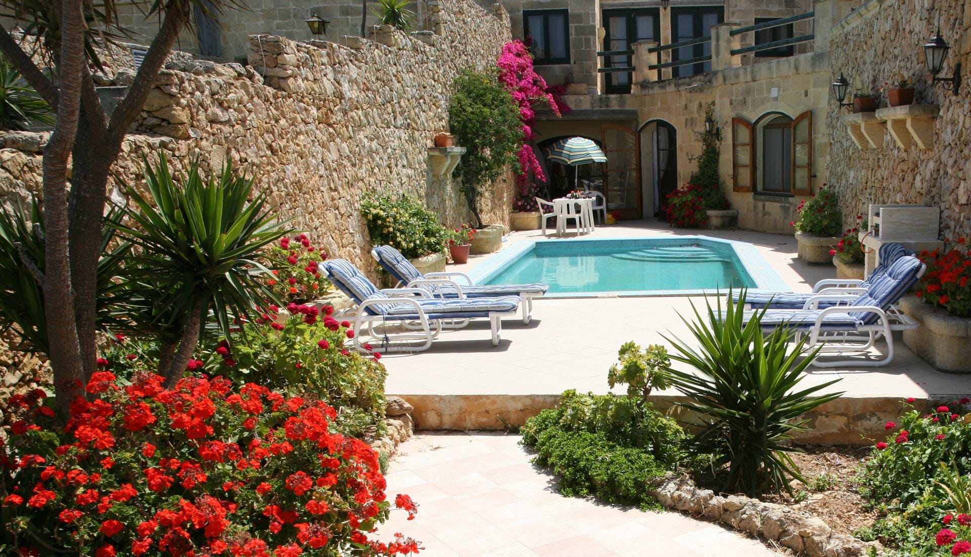 Farmhouse auf Gozo: In den restaurierten Landhäusern wohnen Sie luxuriös und sonnen am eigenen Pool.