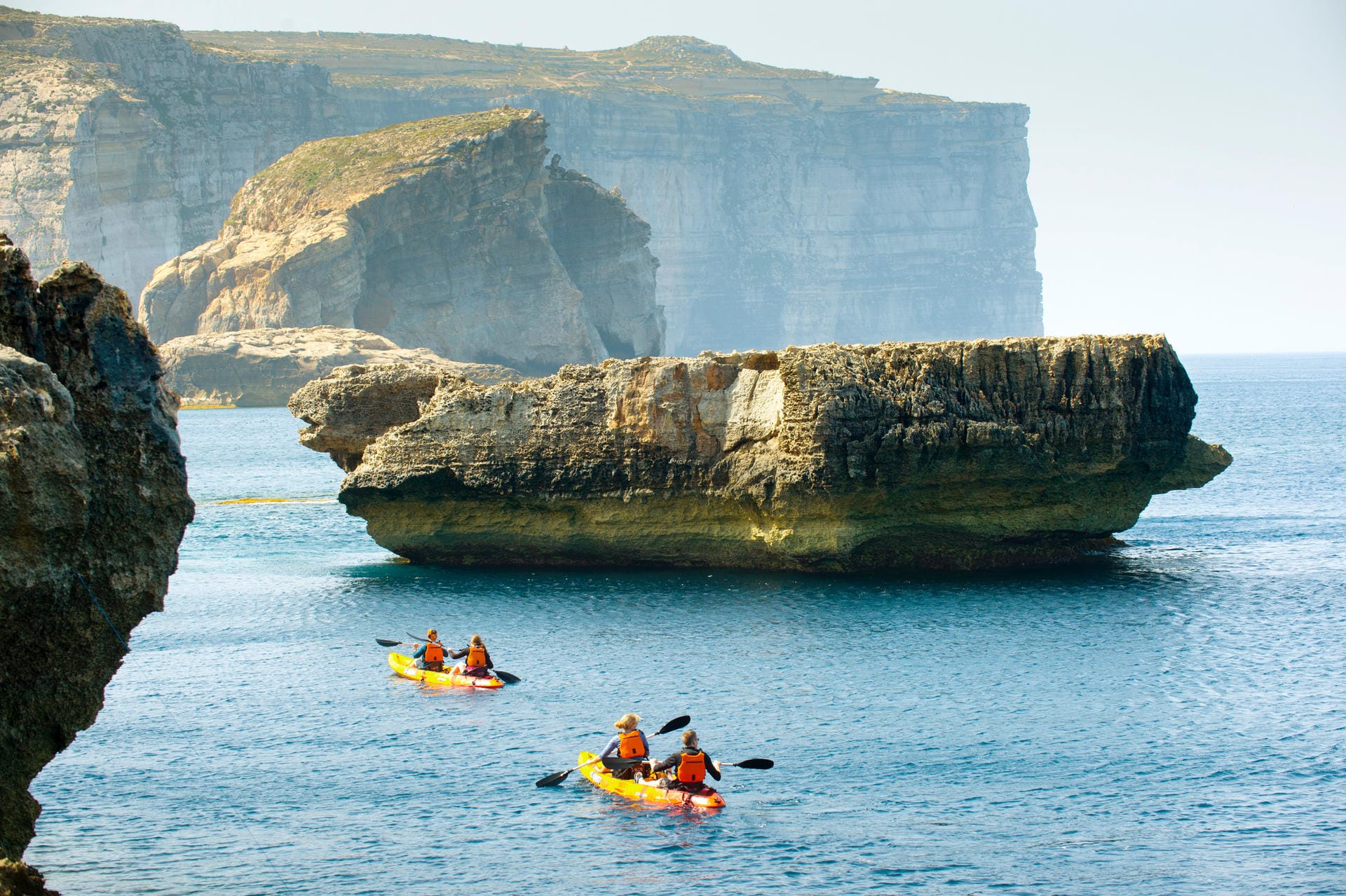 Malta, Gozo und Comino: kristallklares Wasser und schroffe Felsen sorgen für ein einzigartiges Panorama.