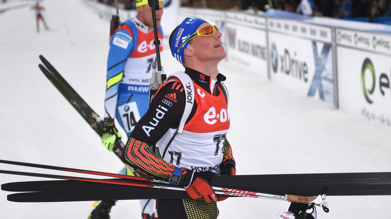 Erschöpft: Erik Lesser schafft es bei der Biathlon-WM in Einzel über die 20 Kilometer zumindest in die Top Ten.