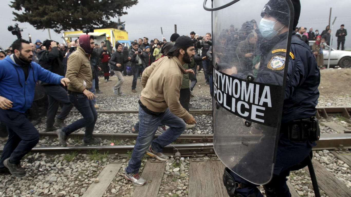 Nahe der griechischen Stadt Idomeni versuchen Flüchtlinge über die Grenze nach Mazedonien zu gelangen.