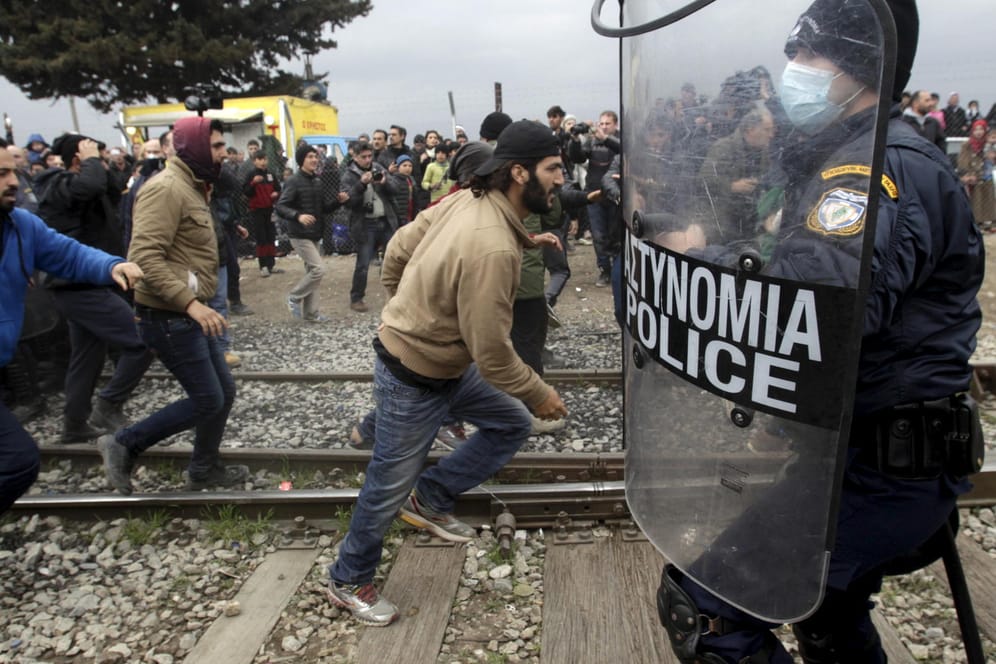 Nahe der griechischen Stadt Idomeni versuchen Flüchtlinge über die Grenze nach Mazedonien zu gelangen.